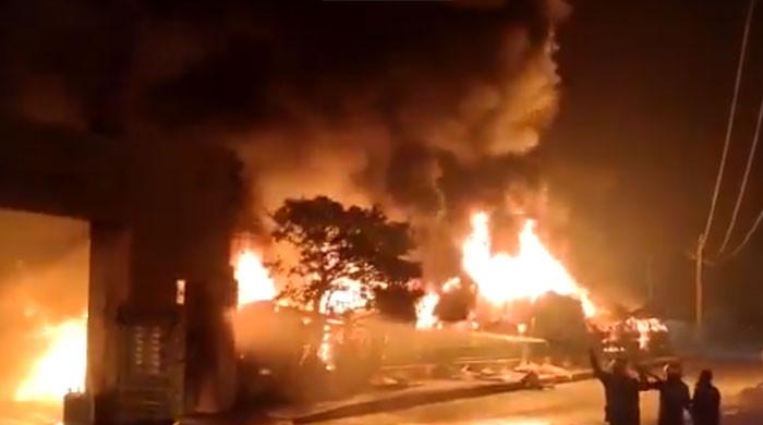 اسلام آباد میں پشاور موڑ پر واقع اتوار بازار کے اسٹالز میں لگی آگ پر قابو پالیا گیا