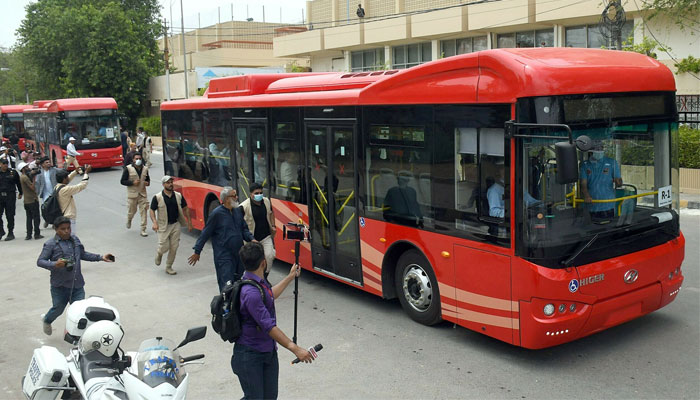 روٹس کے تعین کے بعد جنوری سے پیپلز بس سروس کا گیارہ بسوں کے ساتھ باقاعدہ آغاز کر دیا جائے گا: انتظامیہ — فوٹو: فائل