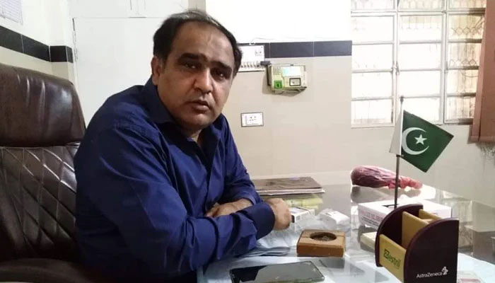 سرگودھا،ساہیوال کے ایک ڈاکٹر، ڈاکٹر کفایت اللہ ،جنہیں ایک مریض کی تذلیل کرنے کی مبینہ آڈیو سوشل میڈیا پر وائرل ہونے کے بعد معطل کر دیا گیا ہے— فوٹو: جیو فیکٹ چیک