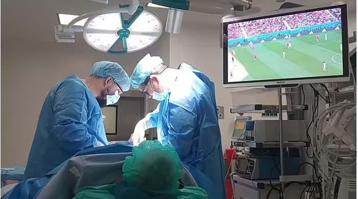 فٹبال ورلڈ کپ کا سر چڑھتا جنون، آپریشن کے دوران مریض میچ دیکھتا رہا