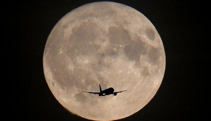 جاپانی ارب پتی اپنے ساتھ کئی افراد کو چاند پر لے کر جائیں گے / رائٹرز فوٹو
