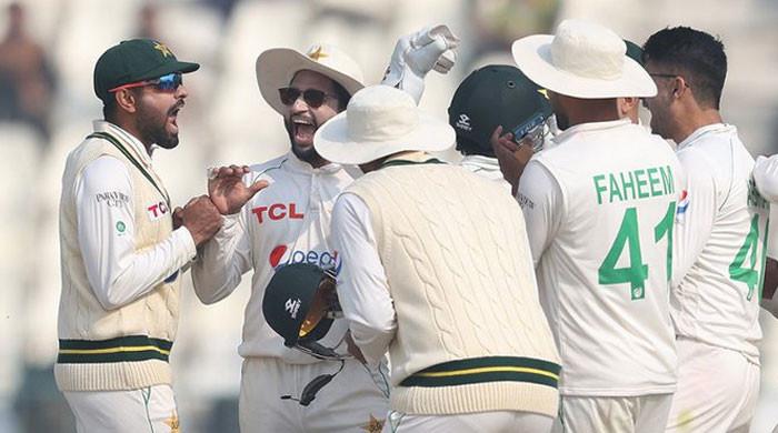 ملتان ٹیسٹ کا پہلا روز: انگلش ٹیم 281 پرڈھیر، پاکستان نے 2 وکٹ پر 107 رنز بنالیے