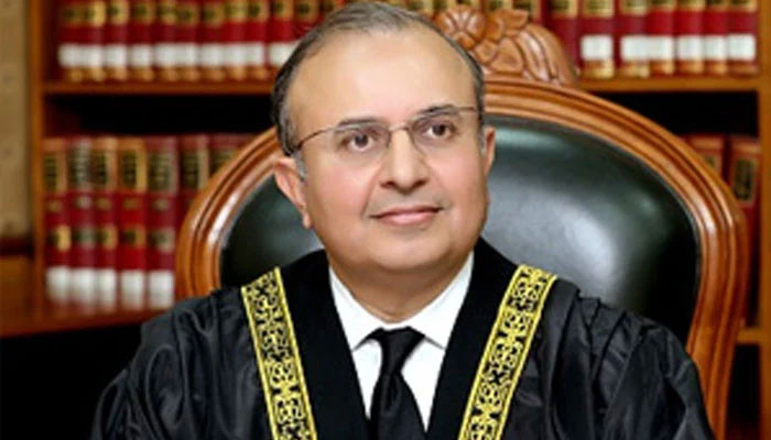 نیب قانون میں کہیں نہیں لکھا کہ آرمی افسران کا احتساب آرمی ایکٹ کے تحت ہوگا، آرمی ایکٹ نیب کے دائرہ کار کو محدود نہیں کرسکتا: جسٹس منصور— فوٹو: فائل