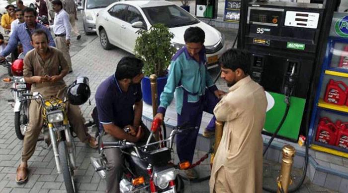 عالمی منڈی میں تیل کی قیمت کے اثرات،  پاکستان میں پیٹرول سستا ہونے کا امکان
