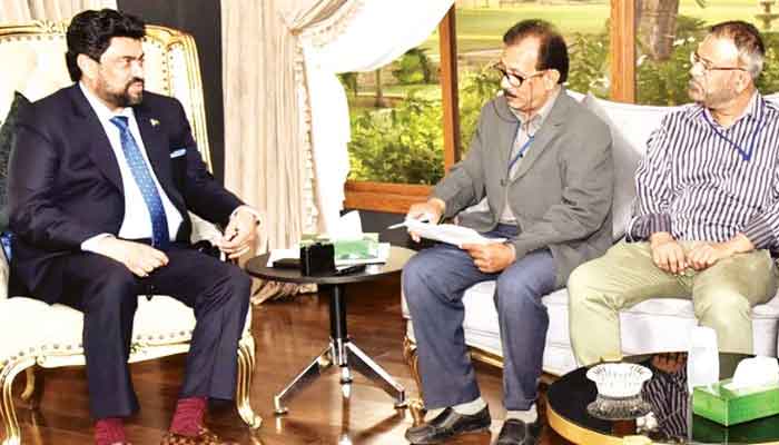 گورنر سندھ جنگ نمائندگان کو انٹرویو دیتے ہوئے۔