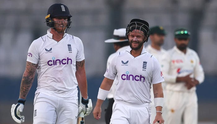 In pursuit of Pakistan's target of 167 runs, the English batsmen batted smoky but could not complete the match on the third day - Photo: ESPNcricinfo