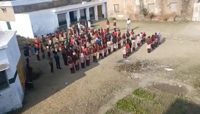 یہ واقعہ ریاست اترپردیش کے ضلع بریلی کے ایک سرکاری اسکول میں پیش آیا/ فوٹو بھارتی میڈیا