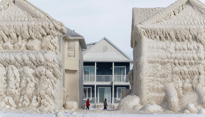 One-foot-thick layers of transparent ice crystals froze on houses — Photo: AFP