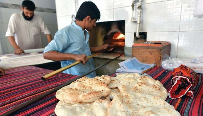 ضلعی انتظامیہ کی جانب سے نان روٹی کی قیمت میں اضافے کی اجازت نہ دینے پر نان بائی ایسوسی ایشن نے اجلاس بلا لیا—فوٹو: فائل
