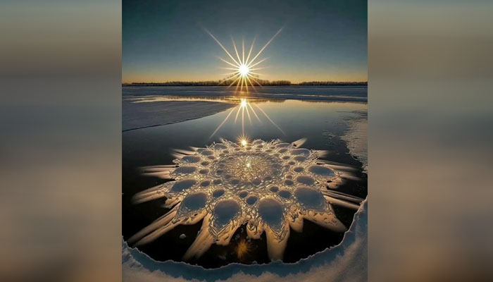 اس تصویر کی مزید خوبصورتی سورج کی سنہری کرنوں نے بڑھائی ہے جو ناصرف دریا بلکہ برف کے پھول کو مزید نمایاں کررہی ہے/ فوٹو سوشل میڈیا