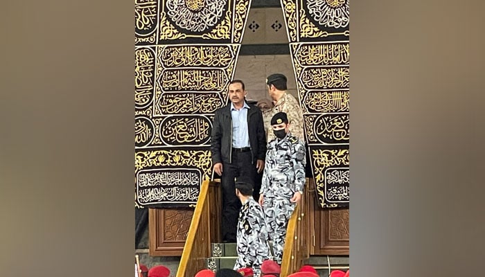 جنرل عاصم منیر نے بیت اللہ کے اندر نوافل ادا کیے— فوٹو: سوشل میڈیا