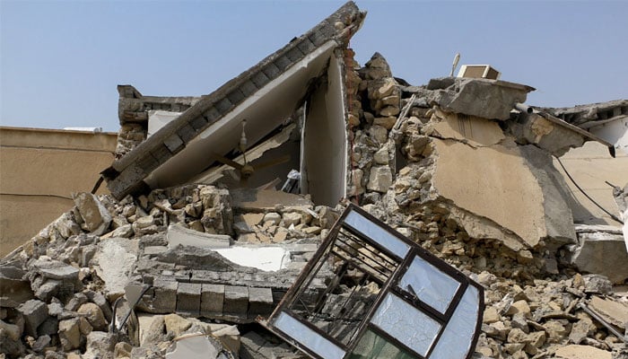 ایران میں 5.8 شدت کا زلزلہ، درجنوں افراد زخمی، سینکڑوں گھروں کو نقصان پہنچا