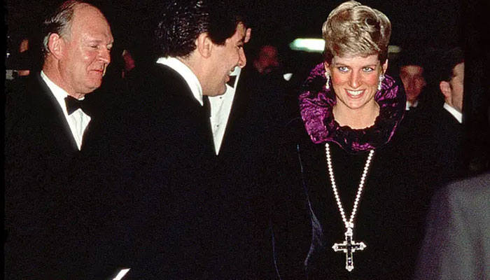 1987 کی ایک تقریب میں شہزادی ڈیانا یہ ہار پہنے ہوئے ہیں / فوٹو بشکریہ ٹیلیگراف
