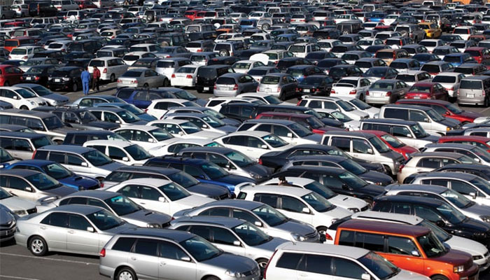 On a monthly basis, the import of cars increased by 12 percent and the import of motorcycles by 438 percent by 71 percent.