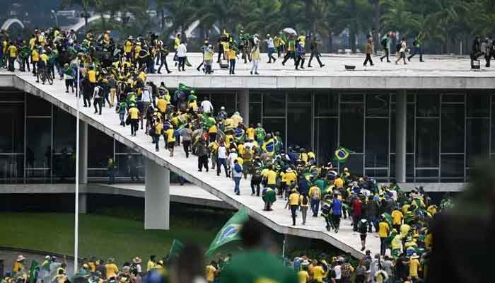 برازیل کے سابق صدر جیر بولسونارو کے ہزاروں حامیوں نے 8 جنوری کو دارالحکومت برازیلیا میں مظاہرہ کیا تھا اور سرکاری عمارتوں پر حملے بھی کیے تھے۔ فوٹو فائل