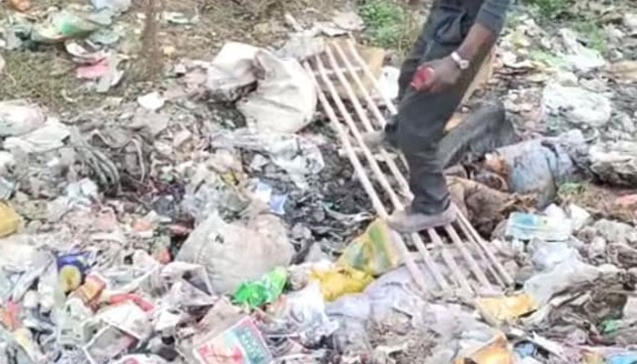 لوگوں کی جانب سے کچرے میں جسم کے حصوں کو دیکھا گیا جس کی اطلاعات پولیس کو دی گئی / فوٹو بھاتی میڈیا