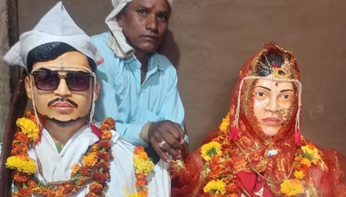 Last year, an incident of suicide of a girl and a boy was seen in a family in Tapi district of Gujarat after their parents opposed their marriage / photo Indian media