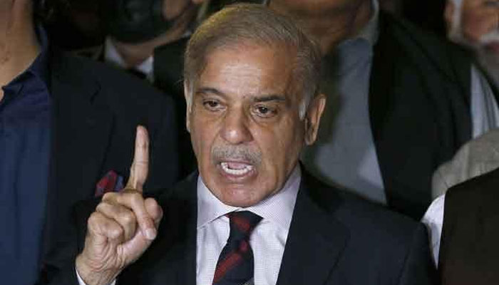 9گھنٹے گزرنے کے بعد بھی ملک بھر میں بجلی بحال نہیں ہوسکی اور طویل بریک ڈاؤن کے باعث عوام کو شدید مشکلات کا سامنا ہے— فوٹو