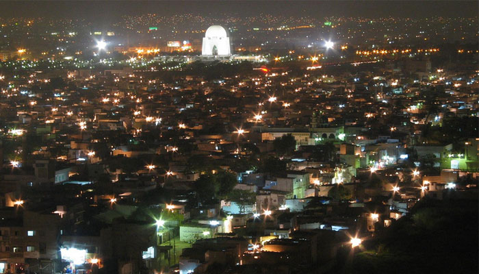 کراچی کے مختلف علاقوں میں بجلی کی فراہمی صبح ساڑھے 7 بجے کے قریب معطل ہوئی، کراچی شہر کا 90 فیصد حصہ اب بھی بجلی سے محروم ہے— فوٹو: فائل