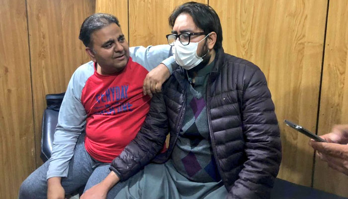الیکشن کمیشن اوران کے اہلخانہ کو دھمکیاں دینے پر پی ٹی آئی رہنما فواد چوہدری کو لاہور سے گرفتار کیا گیا— فوٹو: سوشل میڈیا