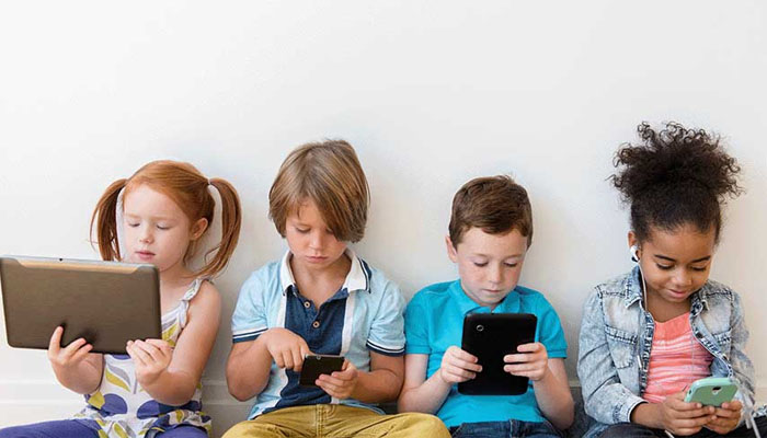 ماہرین بچوں کے زیادہ فون کے استعمال کو انسانی ڈھانچے میں تبدیلی سے جوڑ رہے ہیں جسے ٹیک نیک کا نام دیا جاتا ہے/ فائل فوٹو