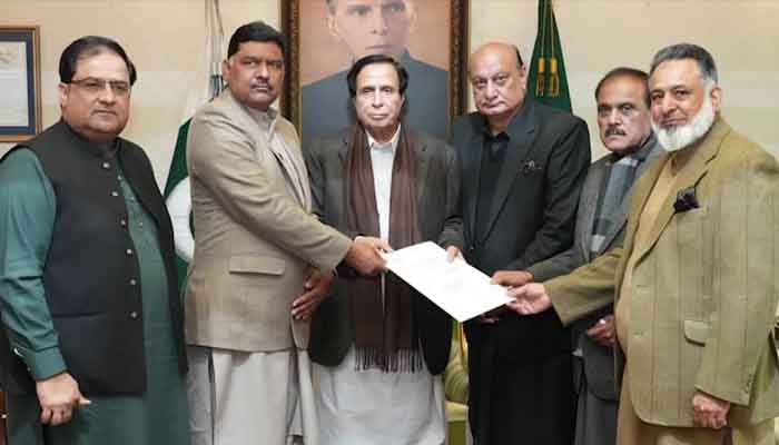 ہ سیاسی بھرتیوں کے تحت تعینات افراد کو سرکاری مراعات حاصل رہیں، ایوان وزیراعلیٰ کی زبانی ہدایت پر ان سیاسی معاونین کو گاڑیاں بھی دی گئیں: ذرائع۔ فوٹو فائل