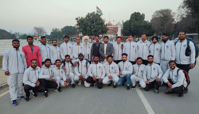 بھارتی بیس بال ٹیم واہگہ کے راستے لاہور پہنچی جس کے بعد ٹیم ویسٹ ایشیا کپ میں شرکت کیلئےاسلام آباد روانہ ہوگئی— فوٹو: سوشل میڈیا