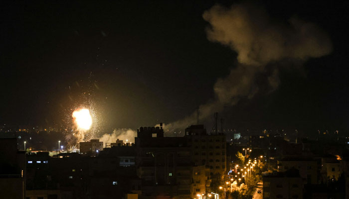 اسرائیلی طیاروں نے 2 گھنٹوں میں 10 سے زائد میزائل غزہ پر فائرکیے، مقامی میڈیا رپورٹس— فوٹو: اے ایف پی