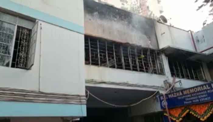 اسپتال کی دوسری منزل پر جمعے کی رات شارٹ سرکٹ کے باعث آگ بھڑک اٹھی جو دیکھتے ہی دیکھتے شدت اختیار کر گئی: بھارتی میڈیا