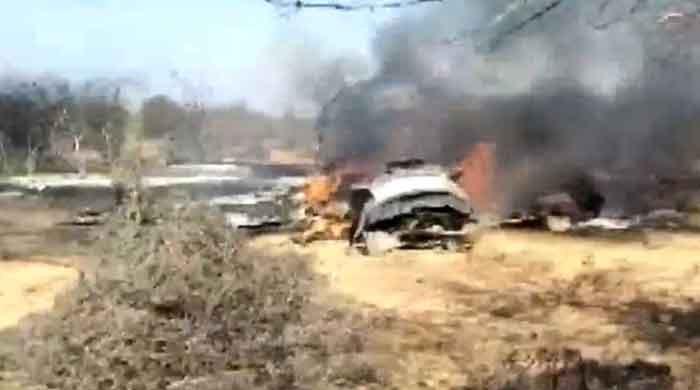 بھارتی فضائیہ کے  دو لڑاکا طیارے آپس میں ٹکرا کر تباہ