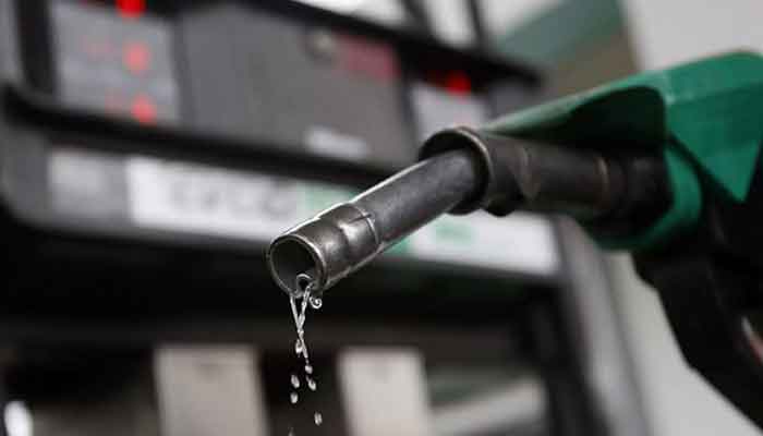 Ishaq Dar, Minister of Finance, says the increase in the prices of petroleum products will be announced tonight at 11:00 p.m.  Photo file
