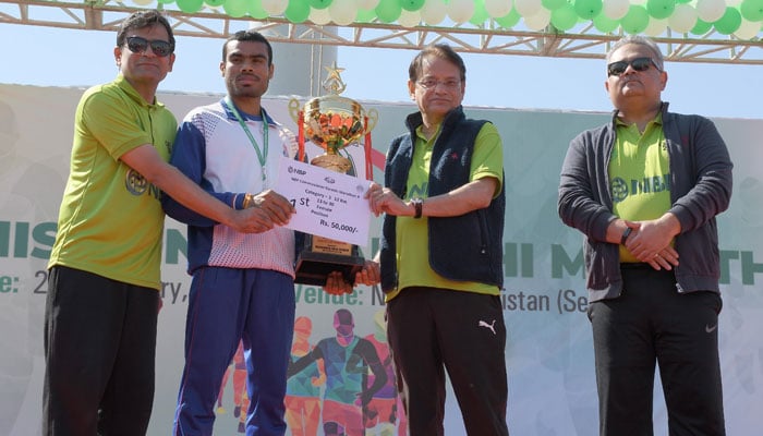 مردوں کی 12 کلومیٹر انڈر 30کی دوڑ میں محمد اختر نے پہلی پوزیشن حاصل کر کے 50 ہزار روپے کا انعام حاصل کیا—فوٹو: رپورٹر