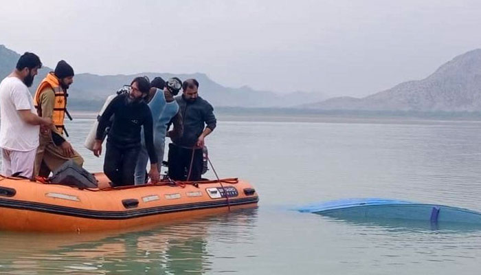 کشتی میں ملاح اور معلم سمیت 40 بچے سوار تھے، حادثہ کشتی میں اوور لوڈنگ کی وجہ سے پیش آیا: ڈپٹی کمشنر— فوٹو: سوشل میڈیا