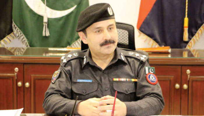 سی سی پی او پشاور محمد اعجاز خان کا کہنا ہے کہ پولیس لائنز میں ہونے والا واقعہ بظاہر خودکش حملہ لگتا ہے۔—فوٹو: فائل