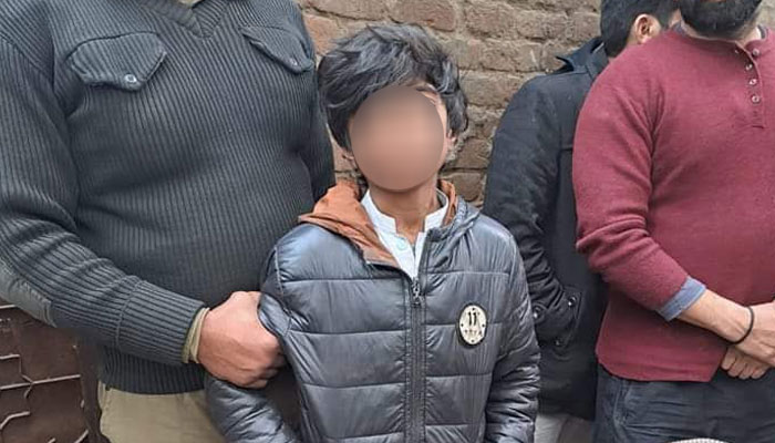 سگی ماں کو فائرنگ کرکے قتل کرنے والے 10 سالہ بچے کو جوڈیشل مجسٹریٹ کی عدالت میں پیش کیا گیا— فوٹو: سوشل میڈیا
