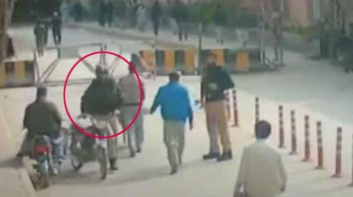مبینہ خودکش حملہ آور کی پولیس لائنز پشاور میں داخل ہونے کی ویڈیو سامنے آگئی