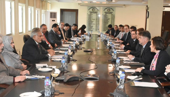 The IMF has not imposed any conditions for Imran Khan to sign the agreement, flood levy and bank profits will also be taxed, Finance Ministry officials - Photo: Ministry of Finance/File