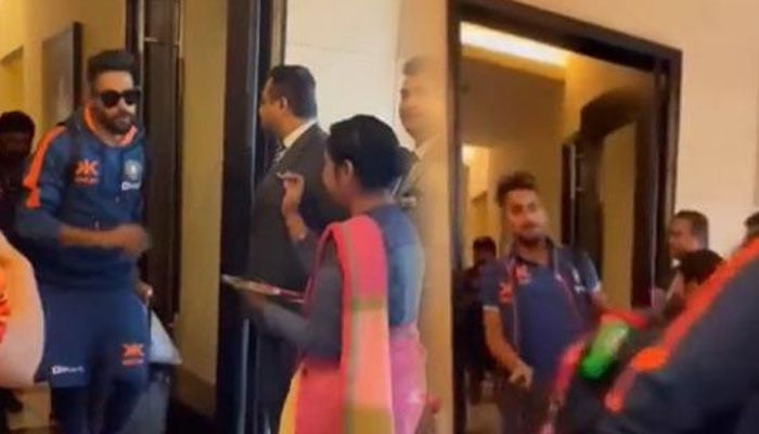 سوشل میڈیا پر بھارتی کپتان روہت شرما سمیت بھارتی اسکواڈ کی ہوٹل استقبال کی ویڈیو تیزی سے شیئر کی جارہی ہے/اسکرین گریب