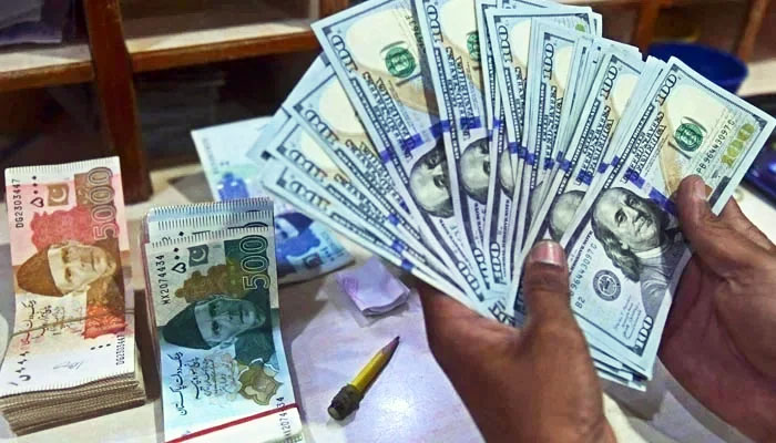 The dollar closed at Rs 276.58 at the end of last week's interbank trade / file photo