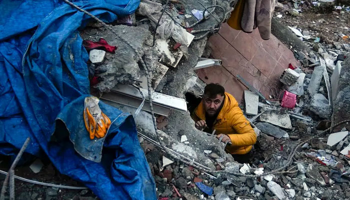 پیر کے روز آنے والے زلزلے کے نتیجے میں 3700 سے زائد بلڈنگز زمین بوس ہوئیں: میڈیا رپورٹس/ فوٹو اے پی