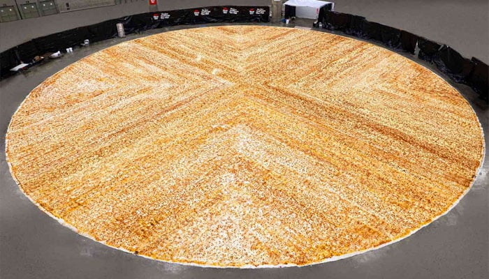گنیز ورلڈ ریکارڈز کے مطابق دنیا کے سب سے بڑے پیزا کو امریکا کے لاس اینجلس کنونشن سینٹر میں تیار کیا گیا ہے/ فوٹو:گنیز ورلڈ ریکارڈز