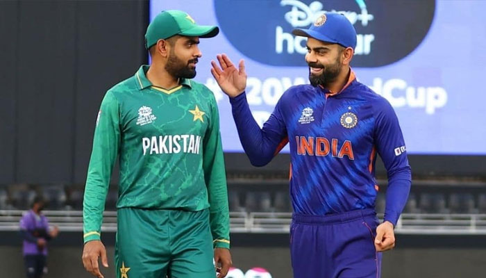 2022 میں بھارت کے اسٹار بیٹر ویرات کوہلی ناقص کارکردگی کی وجہ سے تنقید کی زد میں تھے تب بابر نے ان کے حق میں ٹوئٹ کی تھی/ فائل فوٹو