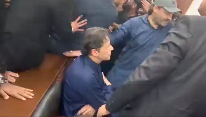 شام 7 بجکر 30 منٹ کے قریب عمران خان گاڑی سے نکلے اور خود چل کر جسٹس باقر نجفی کے کمرہ عدالت میں پہنچے اور عدالت نے انہیں 3 مارچ تک حفاظتی ضمانت دے دی— فوٹو: اسکرین گریب