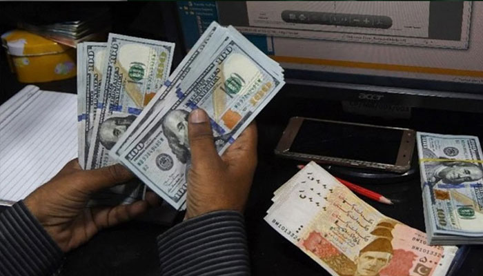 The value of the dollar decreased by 88 paise in the interbank trading yesterday and the dollar closed at 261.88 rupees / file photo.