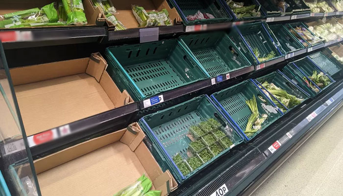 Images of empty fruit and vegetable stalls in supermarkets are circulating on social media, Photo: BBC