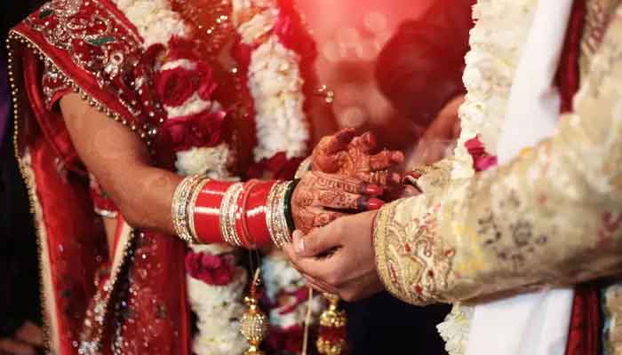 دلہا بارات کے ہمراہ شادی کے لیے پہنچا تو اس نے اپنے سسرالیوں سے کار، نقدی رقم اور دیگر چیزوں کا مطالبہ کیا: بھارتی میڈیا۔ فوٹو فائل
