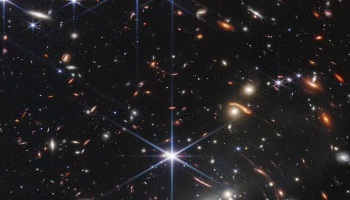 جیمز ویب ٹیلی اسکوپ کی کھینچی یہ پہلی تصویر تھی جو جاری کی گئی / فوٹو بشکریہ ناسا