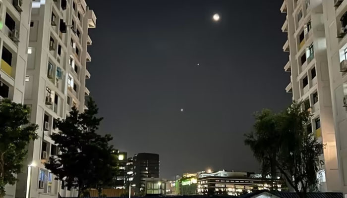 چاند مشتری اور زہرہ کے خوبصورت نظارہ کو سوشل میڈیا صارفین کی جانب سے کیمرے میں محفوظ کیا گیا/فوٹو: سوشل میڈیا