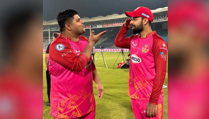 کپتان شاداب خان نے ٹیم کے تمام کھلاڑیوں کو سراہتے ہوئے کہا کہ آخر میں جیت کی یہ شام کرکٹر اعظم خان کے نام جاتی ہے جن کا اپنا ہی خاص ٹیلنٹ ہے/ فوٹو سوشل میڈیا