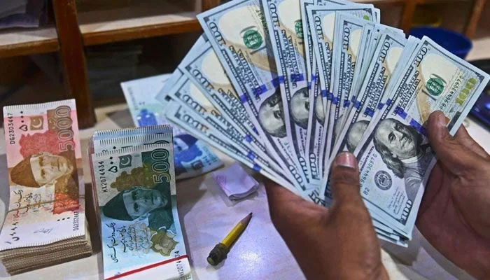 انٹر بینک میں امریکی ڈالر 7 پیسے جبکہ اوپن مارکیٹ میں ڈالر 3 روپے سستا ہوا ہے۔ فوٹو فائل